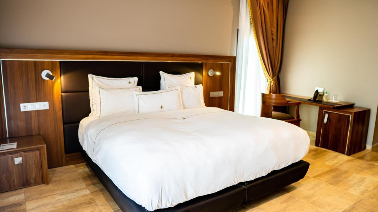 Tagidor Garden Resort And Spa Bangou Exteriör bild